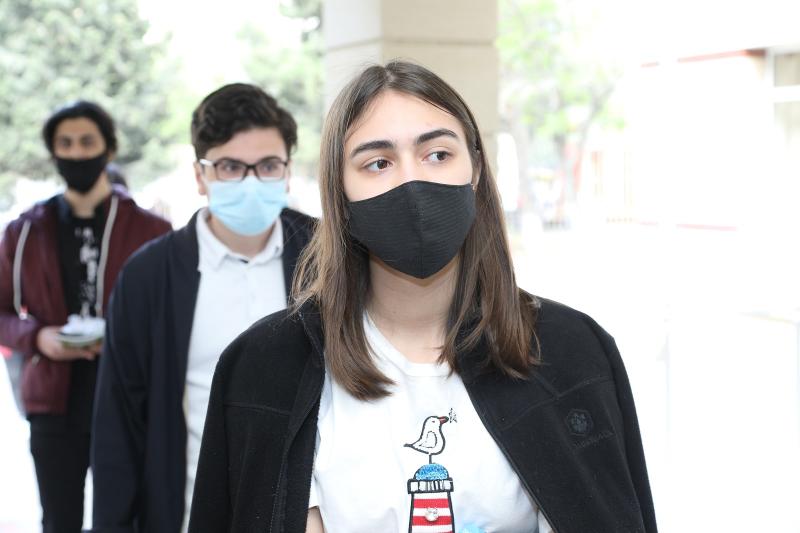 Dövlət İmtahan Mərkəzi tərəfindən bu gün tam (11 illik) orta təhsil səviyyəsi üzrə növbəti buraxılış imtahanları keçirilib