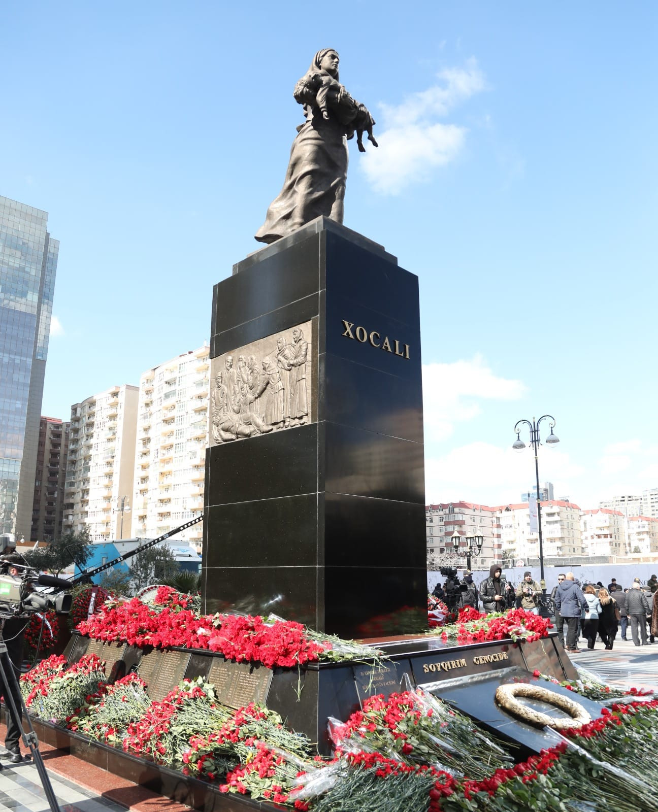 Dövlət İmtahan Mərkəzinin rəhbərliyi Xocalı abidəsini ziyarət edib