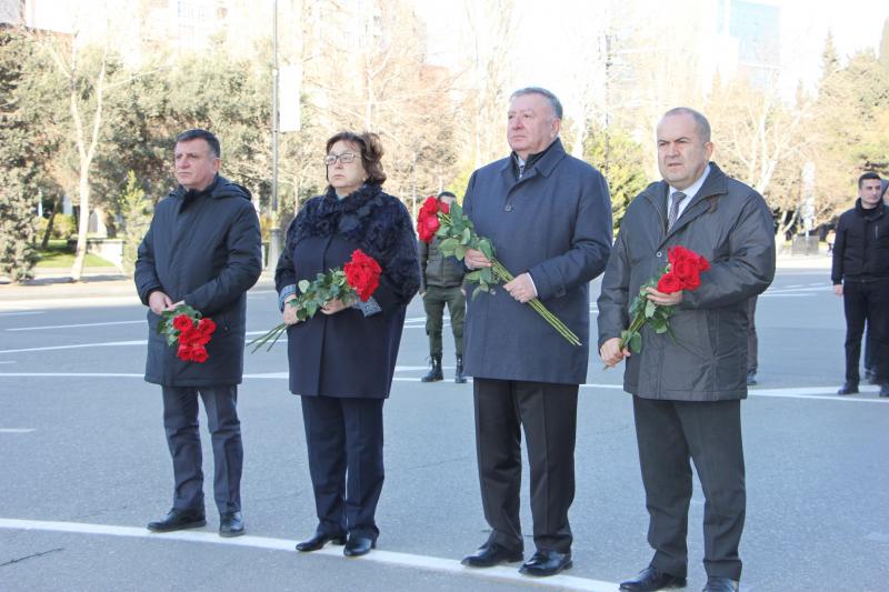Dövlət İmtahan Mərkəzinin rəhbərliyi Xocalı abidəsini ziyarət edib
