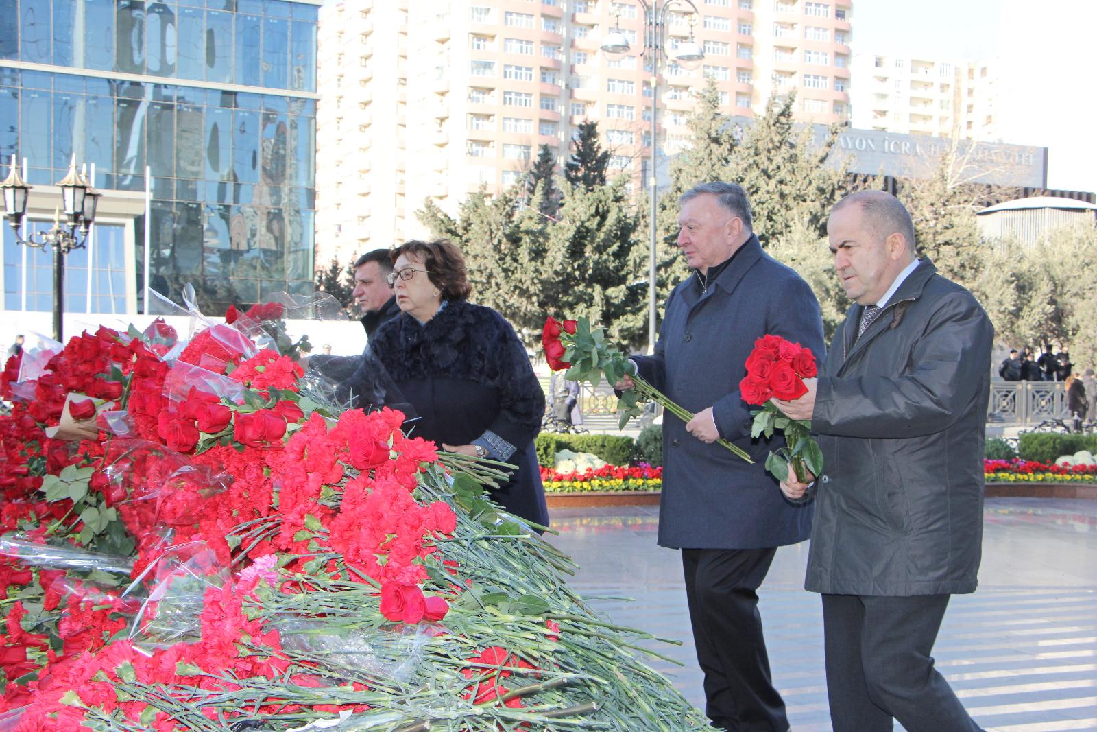 Dövlət İmtahan Mərkəzinin rəhbərliyi Xocalı abidəsini ziyarət edib
