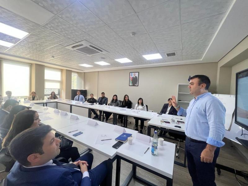 Mərkəzi icra hakimiyyəti orqanlarının nümayəndələri üçün “Xidmət mədəniyyəti və vətəndaş məmnuniyyətinin təmin edilməsi şərtləri” mövzusunda təlim təşkil edilib
