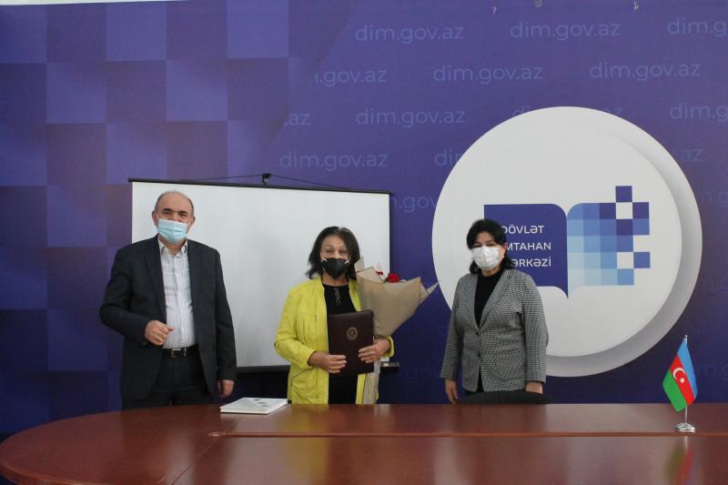 Dövlət İmtahan Mərkəzinin rəhbərliyi və kollektivi fransız dili fənni üzrə elmi-metodiki seminarın rəhbəri, filologiya üzrə fəlsəfə doktoru, professor Çəmən Babaxanovanı 80 illik yubileyi münasibətilə təbrik edib