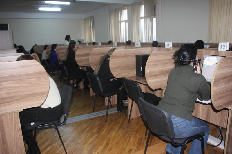 Doktoranturada təhsil alan və ya təhsilini bitirmiş iddiaçıların xarici dillər üzrə fəlsəfə doktoru imtahanının Danışıq bloku imtahanı keçirilir