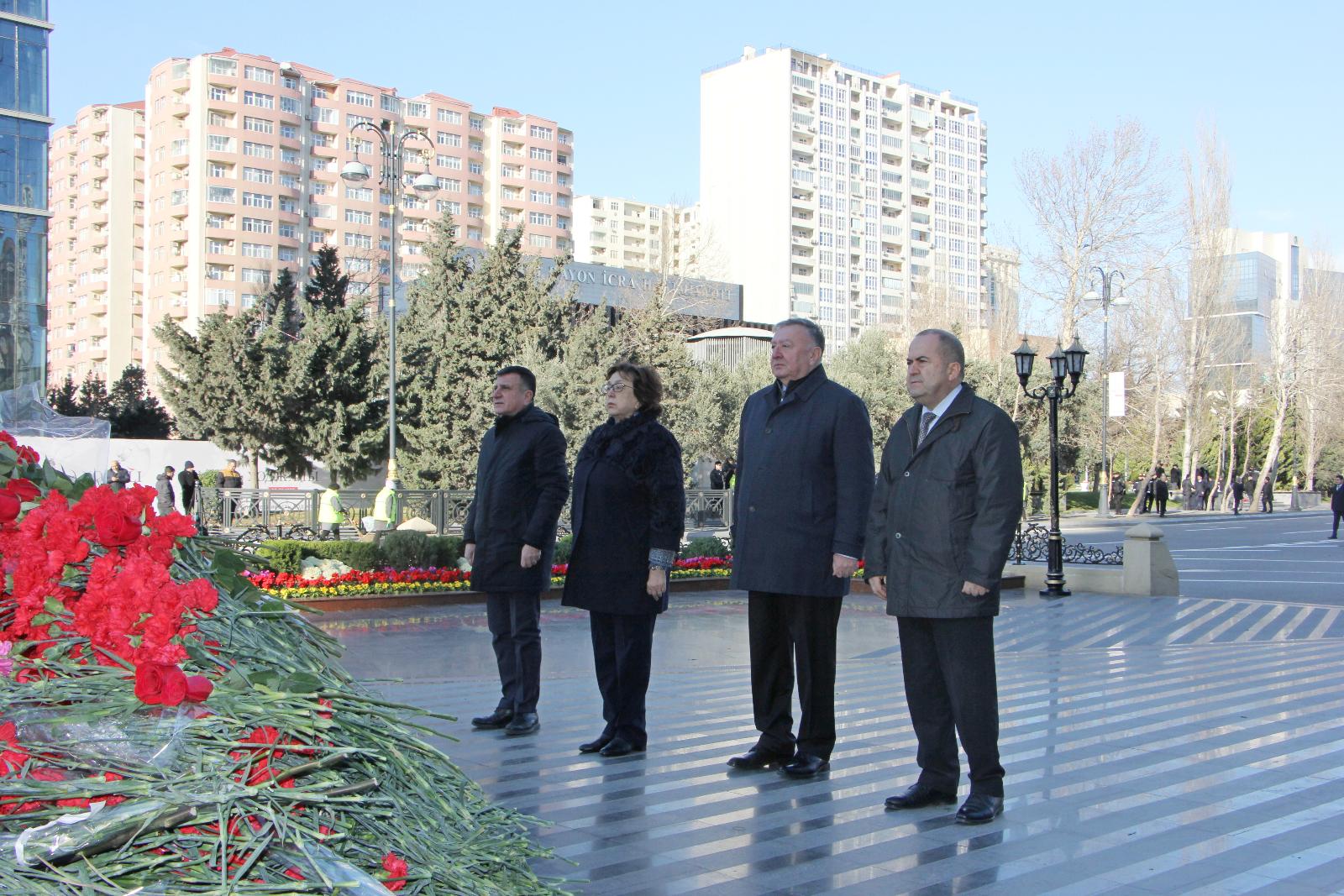 Dövlət İmtahan Mərkəzinin rəhbərliyi Xocalı abidəsini ziyarət edib