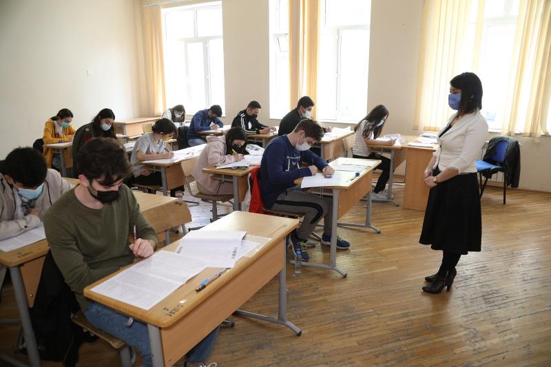 Dövlət İmtahan Mərkəzi tərəfindən bu gün tam (11 illik) orta təhsil səviyyəsi üzrə növbəti buraxılış imtahanları keçirilib