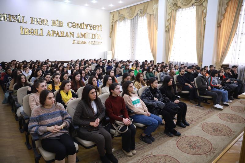 8-9 dekabr 2022-ci il tarixlərində Gəncə şəhərində yerləşən  ali təhsil müəssisələrinin yuxarı kurs tələbələri ilə dövlət qulluğuna qəbul mövzusunda maarifləndirici görüş keçirilib