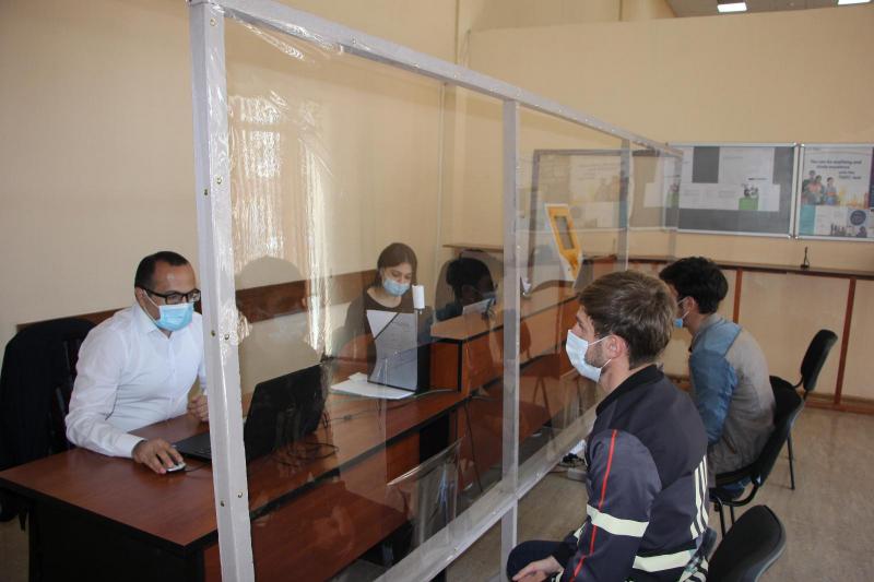 DİM-in Bakı şəhəri və regionlarda yerləşən inzibati binalarında əvvəlcədən götürülmüş onlayn növbə əsasında vətəndaşların qəbulu həyata keçirilir