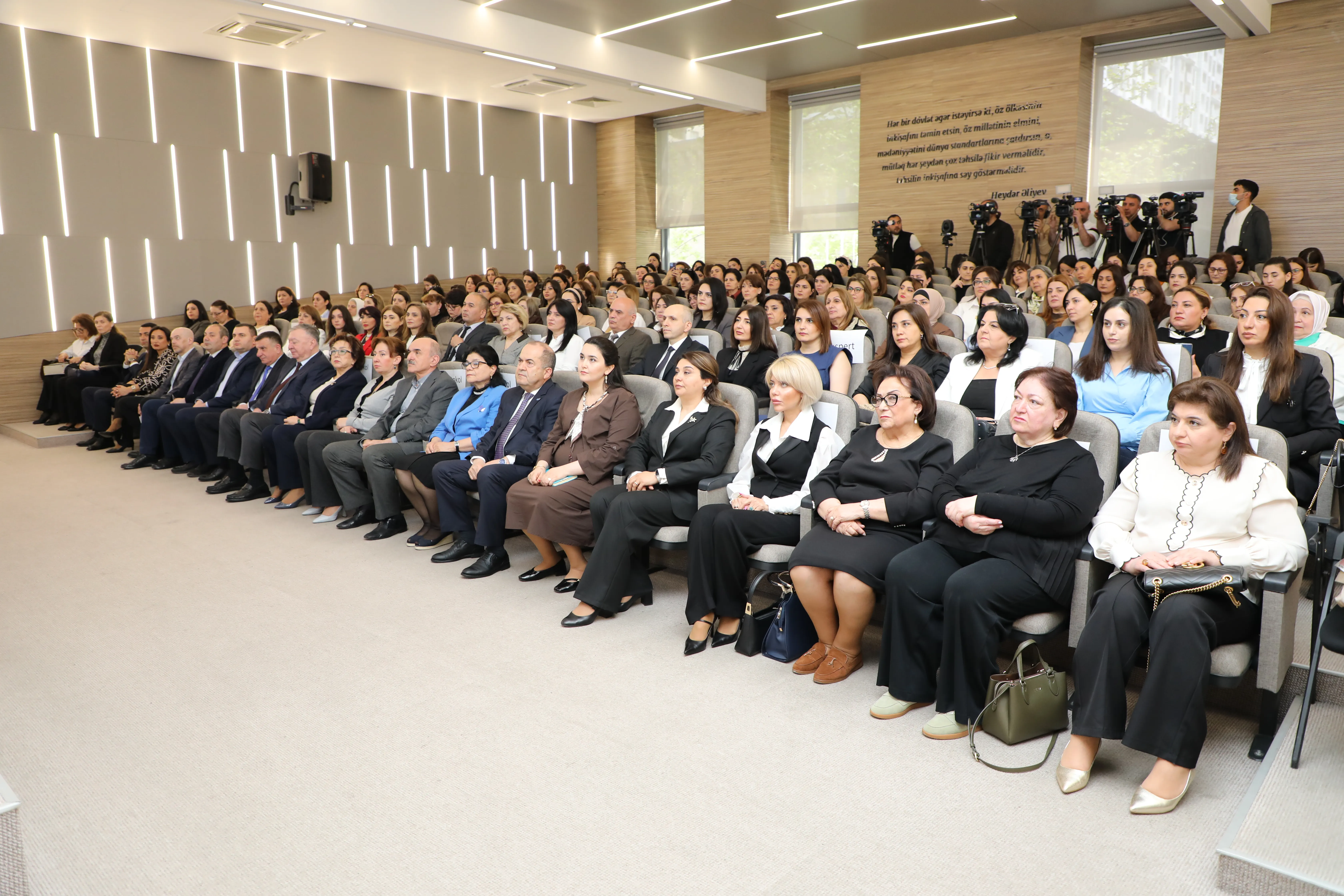 “Tam orta təhsil səviyyəsində xarici dil fənləri üzrə qiymətləndirmə: yeni yanaşmalar və perspektivlər” mövzusunda tədbir keçirilib