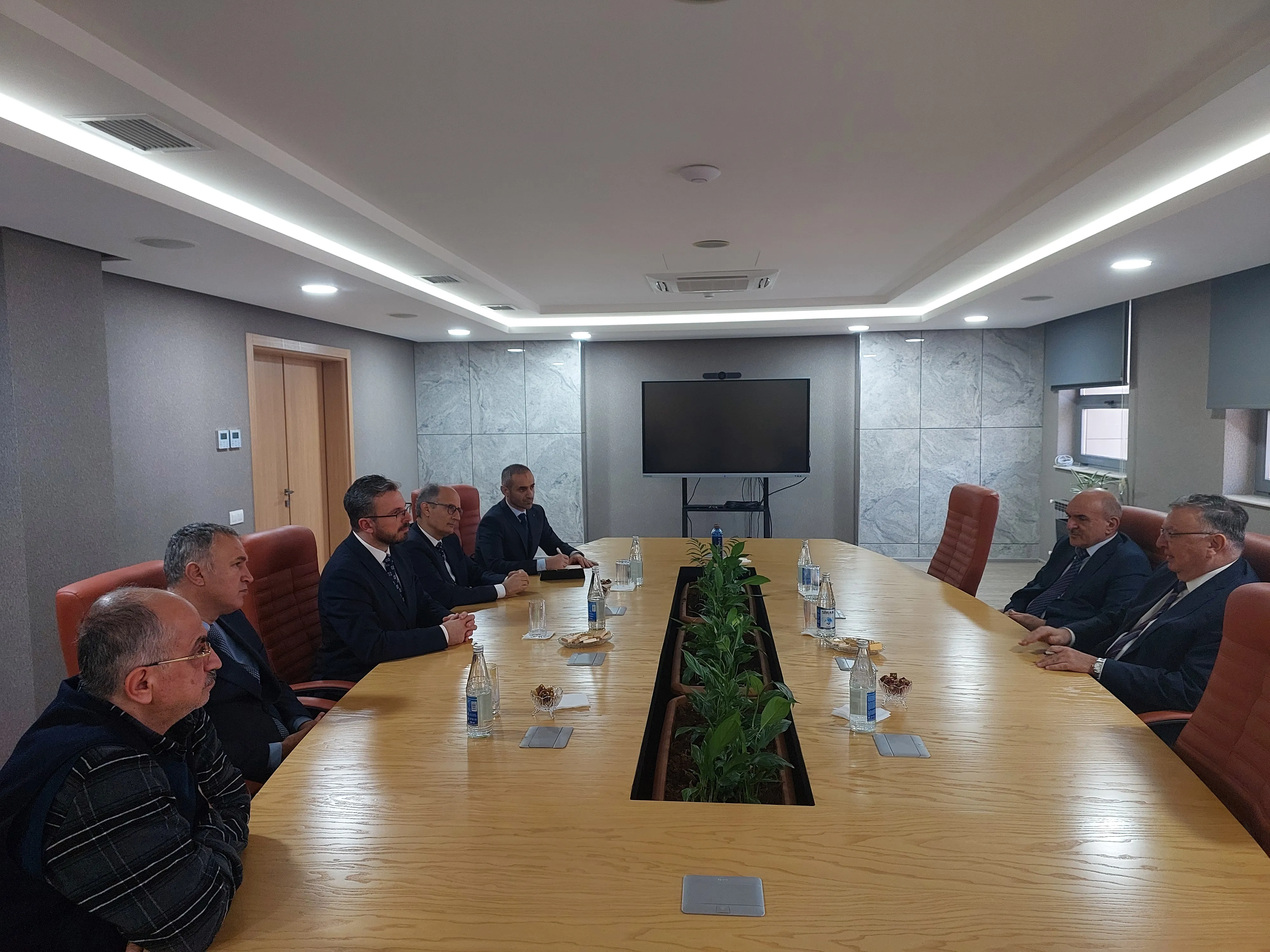 Dövlət İmtahan Mərkəzinin İdarə Heyətinin sədrinin müavini Namiq Babayev I Beynəlxalq “Maliyyə, mühasibat, audit və rəqəmsallaşma” simpoziumunun Türkiyədən olan iştirakçıları ilə görüşüb