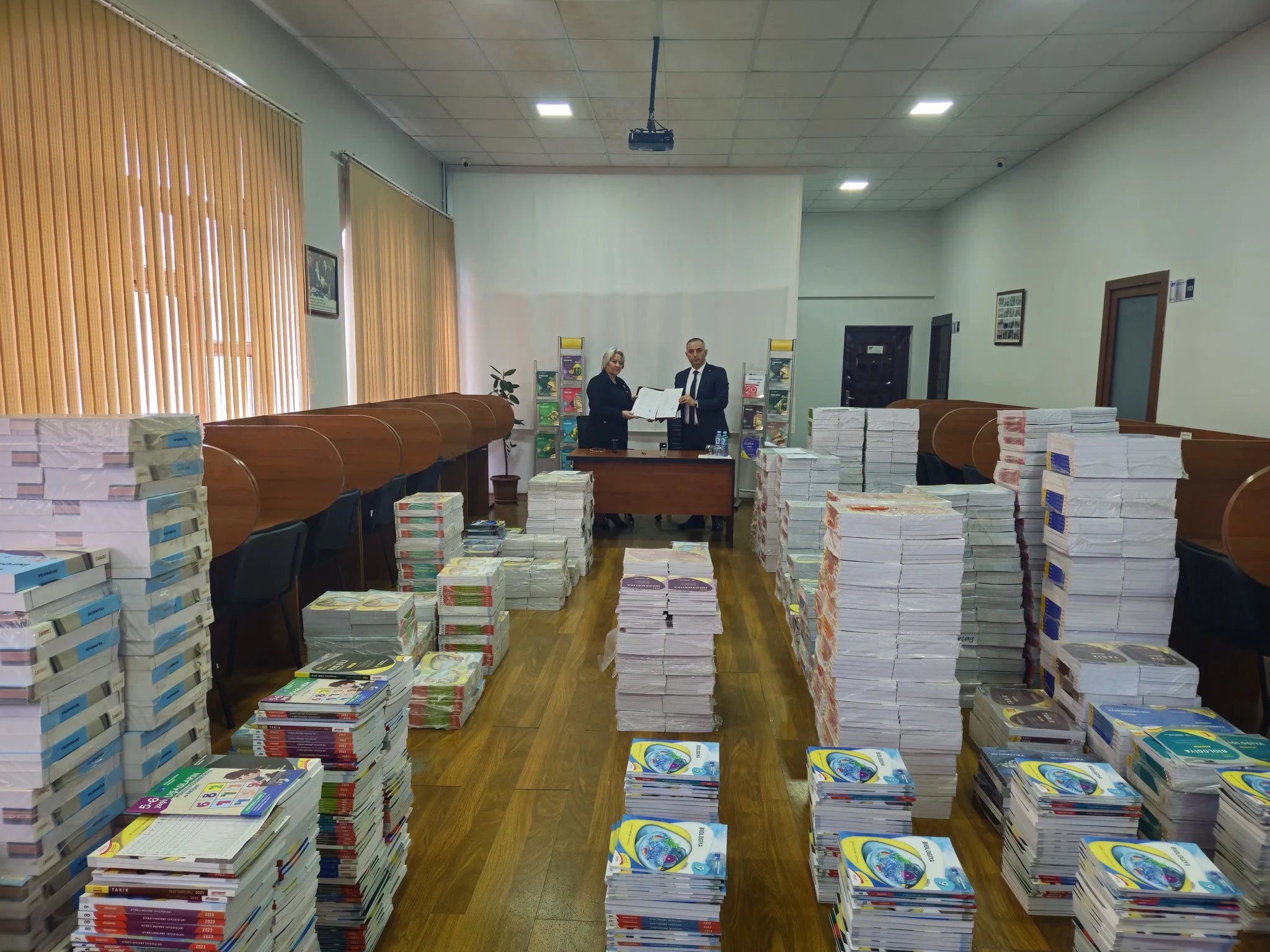 DİM-in müxtəlif nəşrlərinin regionlarda yerləşən məktəblərə hədiyyə edilməsi davam edir