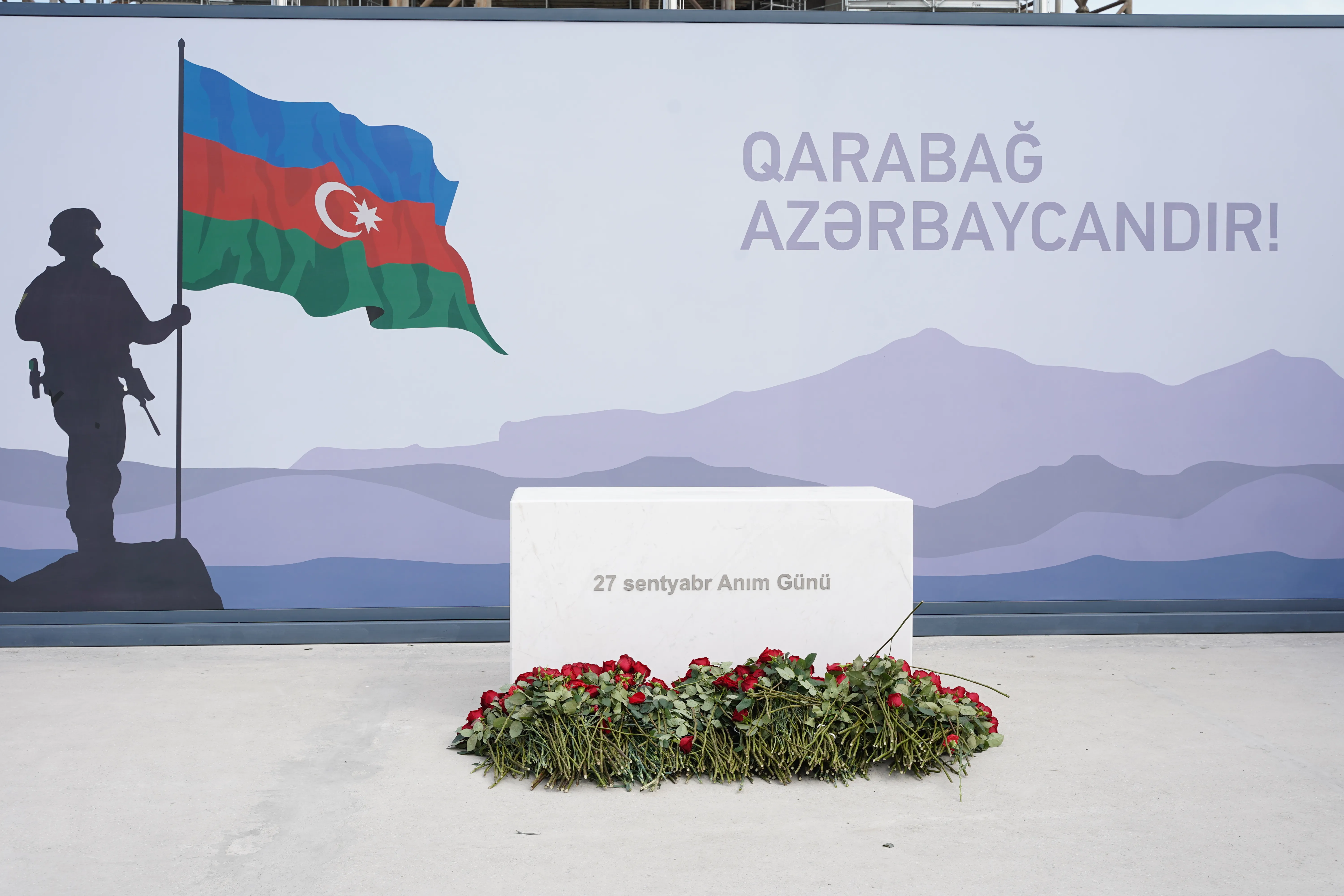 Dövlət İmtahan Mərkəzinin əməkdaşları şəhidlərimizin xatirəsini yad etmək üçün Zəfər Parkını ziyarət edib