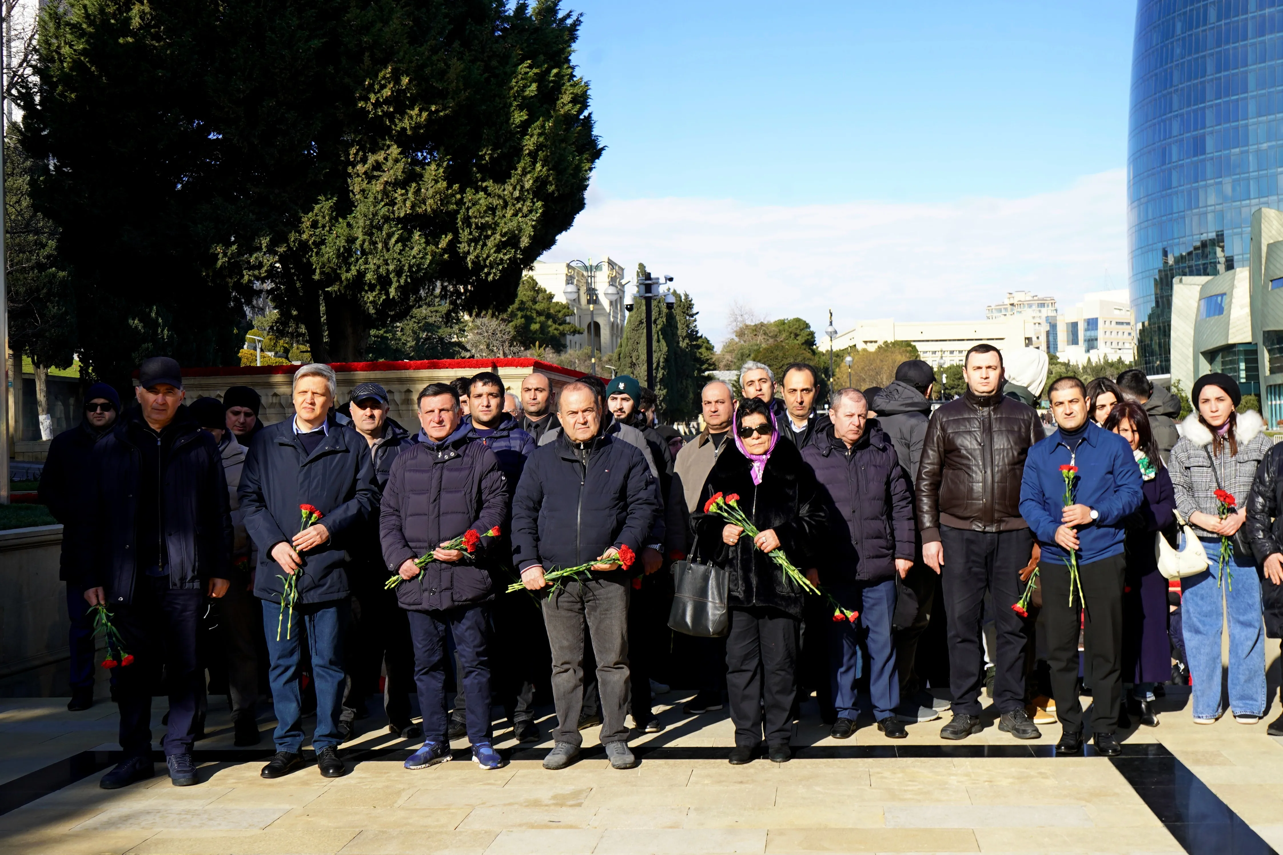 Dövlət İmtahan Mərkəzinin kollektivi Şəhidlər xiyabanını ziyarət edib